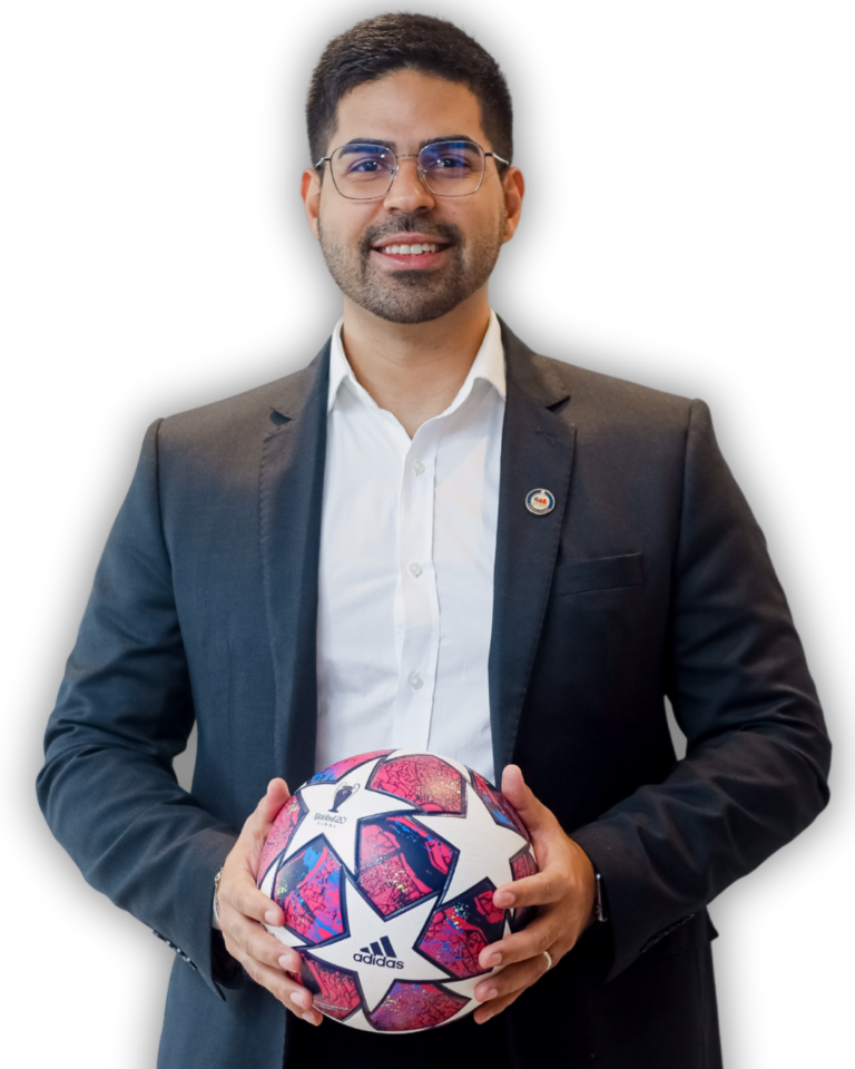 João Vilaça, advogado especialista em Direito Desportivo, segurando uma bola de futebol